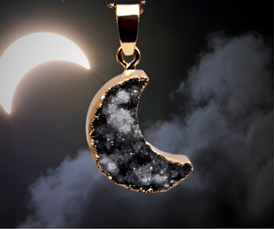Crescent Moon 18K Electroplated Healing Agate Necklace